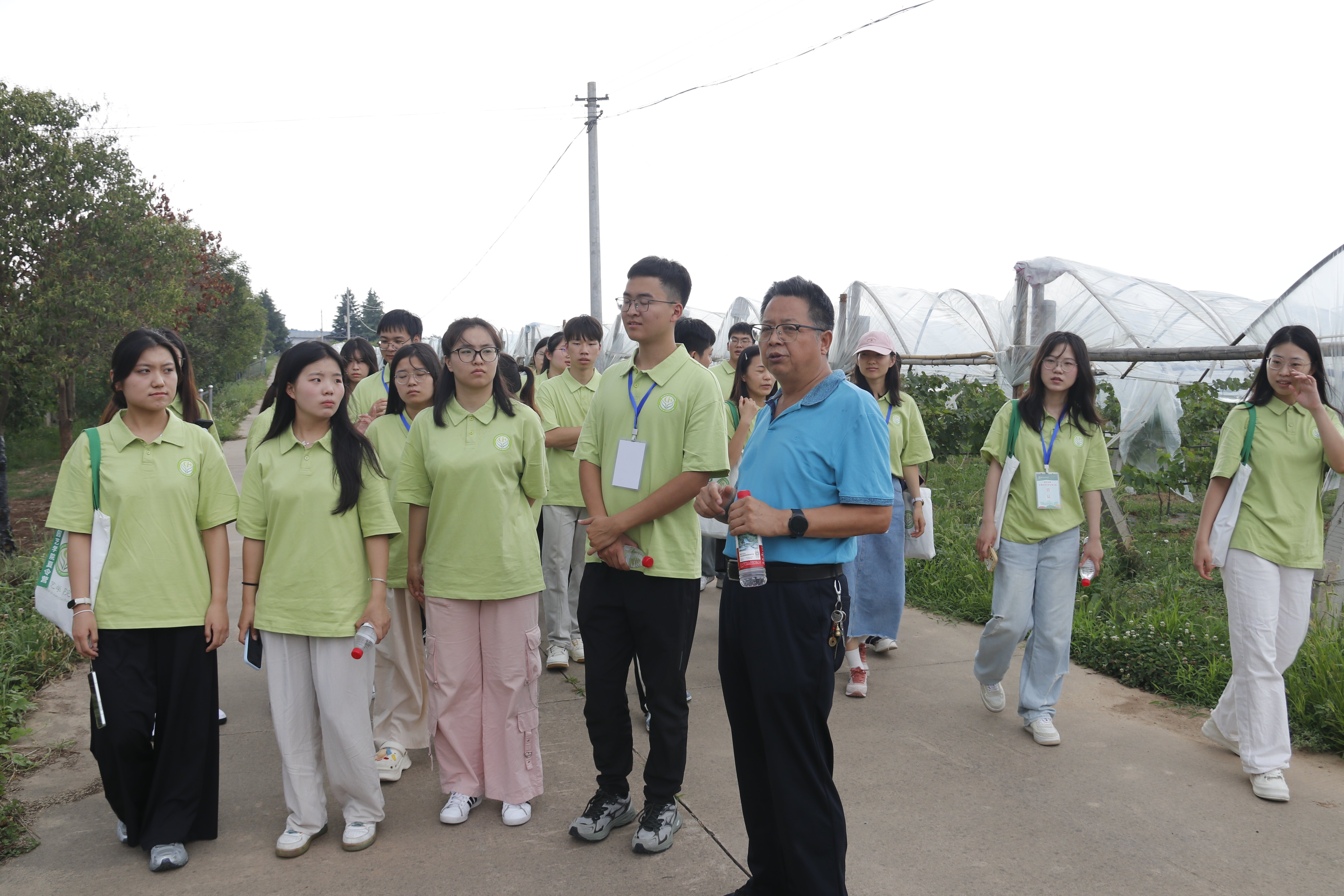 参观试验站.JPG