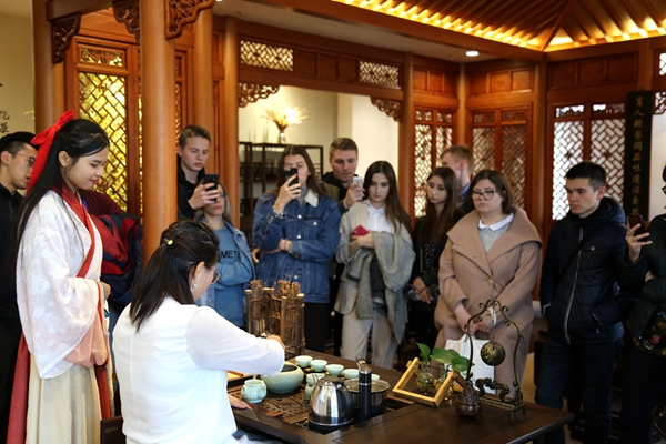 2611b242ca0f4289955ab31b84d7a0d3.jpg 观看茶艺表演.JPG